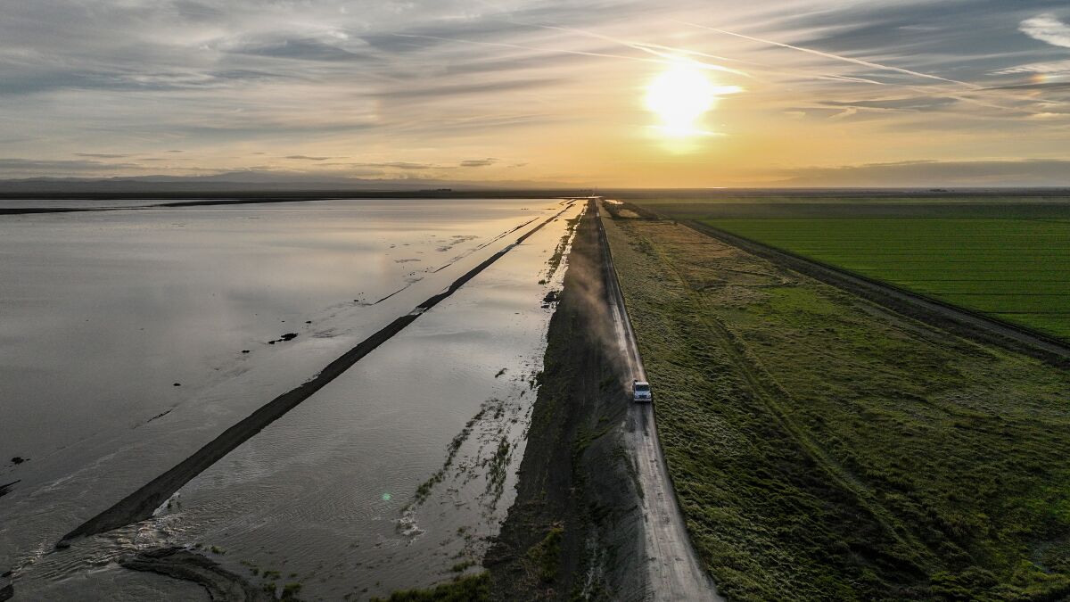 Le lac Tulare continue de monter le long de sa frontière nord.
