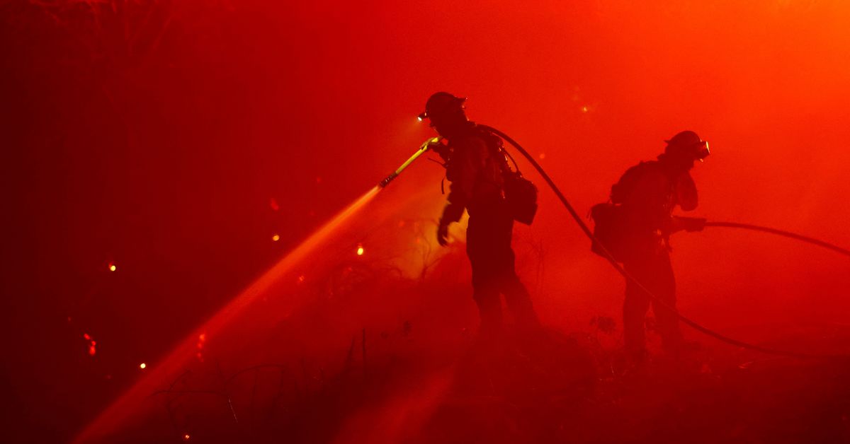 La saison des incendies en Californie est en cours des semaines après de fortes pluies et de la neige