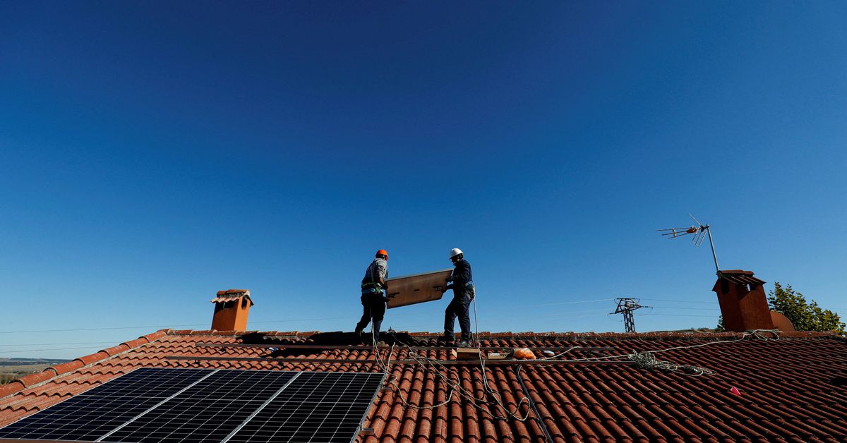L'énergie solaire devrait dépasser pour la première fois les investissements dans la production de pétrole, selon l'AIE
