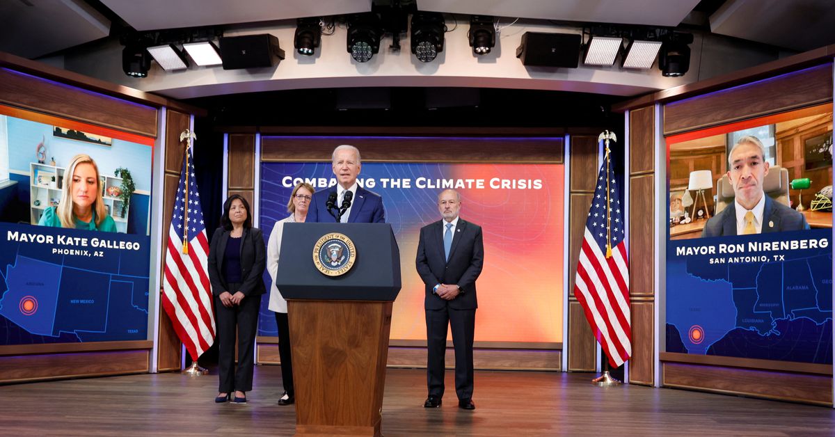 Biden demande une alerte au risque de chaleur et fournit 1 milliard de dollars pour planter des arbres