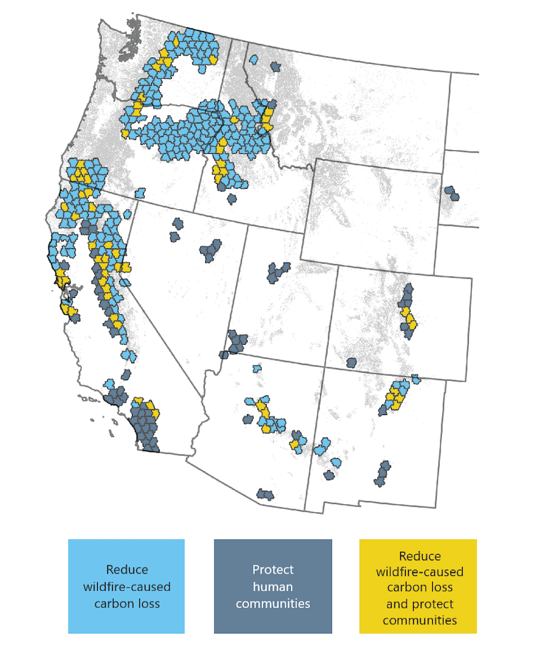 Une carte de l'ouest des États-Unis montre les zones où la protection des communautés humaines et la protection du stockage de carbone se chevauchent, notamment Flagstaff, en Arizona ; Placerville, Californie ; Colorado Springs, Colorado ; Hamilton, Montana ; Taos, Nouveau-Mexique ; et Medford, Oregon.