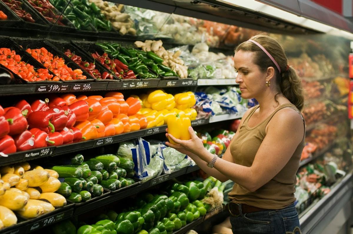 Une femme à acheter dans un supermarché