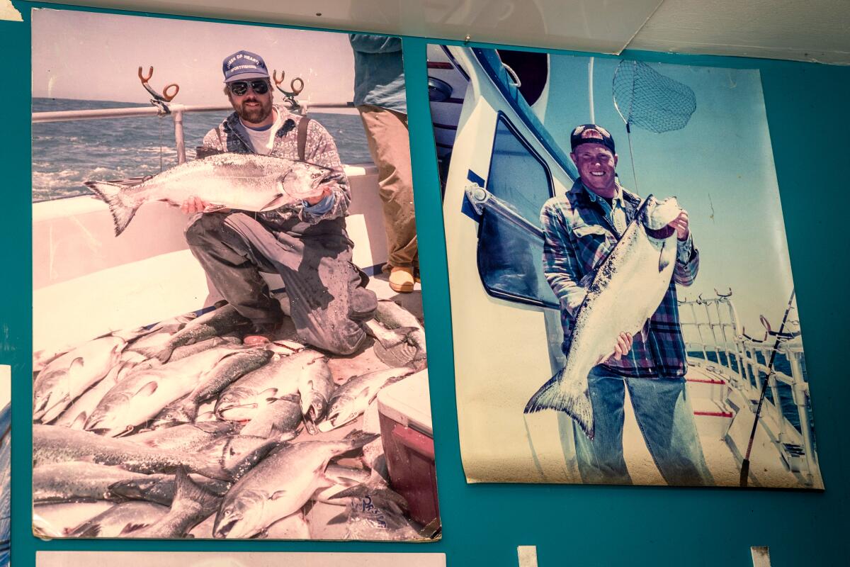 Deux photographies d'hommes tenant des poissons qu'ils ont pêchés.