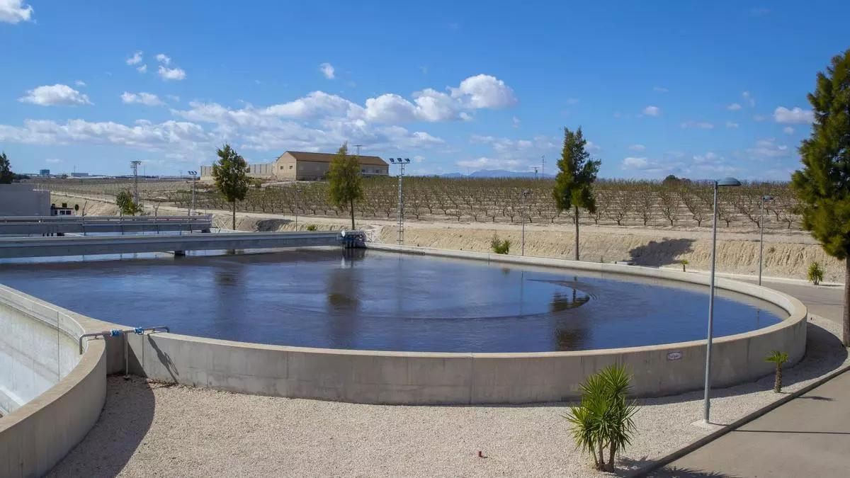 Dépôt d'eau résiduelle de la municipalité murciano d'Alguazas.