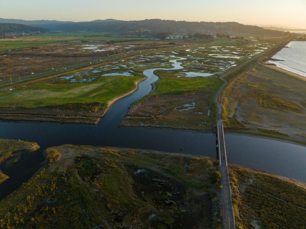 Vue aérienne d'une rivière, d'un pont et de petits étangs