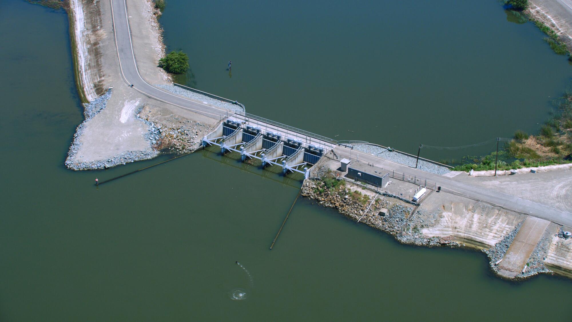 L'eau traverse une structure d'entrée dans le delta de la rivière Sacramento-San Joaquin.
