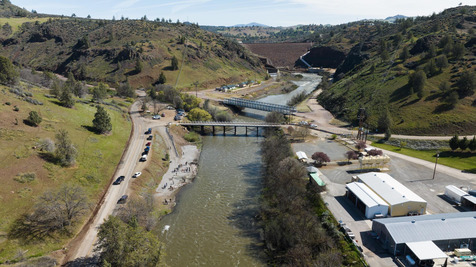 Une vue aérienne de la rivière Klamath en aval du barrage Iron Gate, où des saumons élevés en écloserie ont été relâchés.