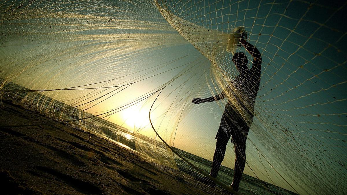 Reciclaje de las redes de pesca: De los barcos al asfalto para carreteras.