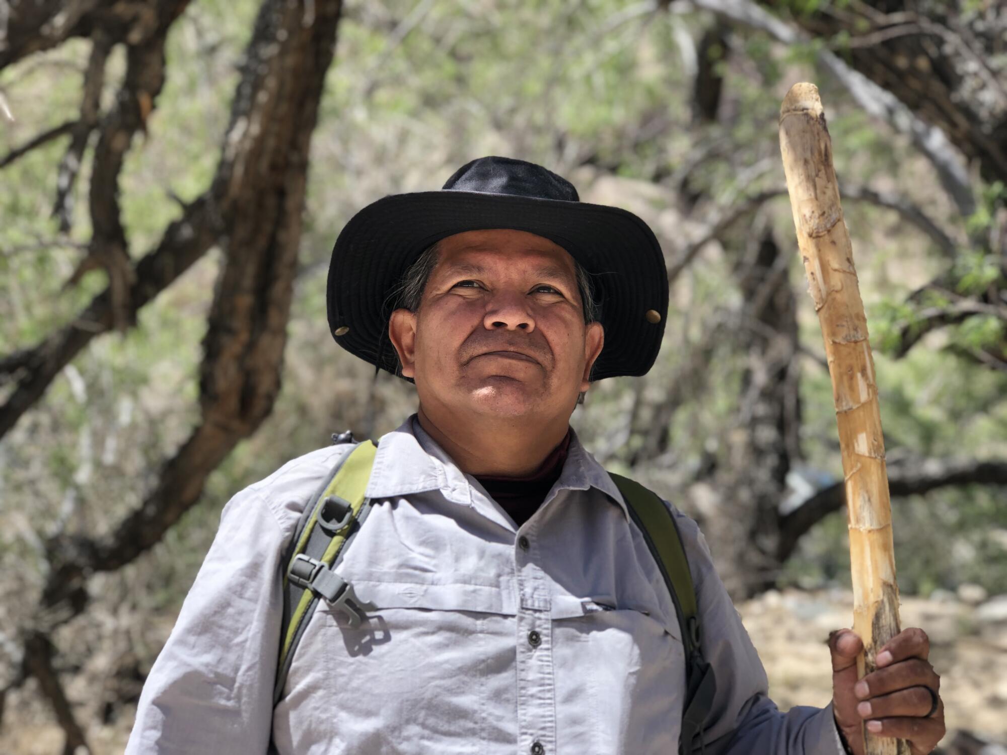 Thomas Tortez, coiffé d'un chapeau et portant une canne.