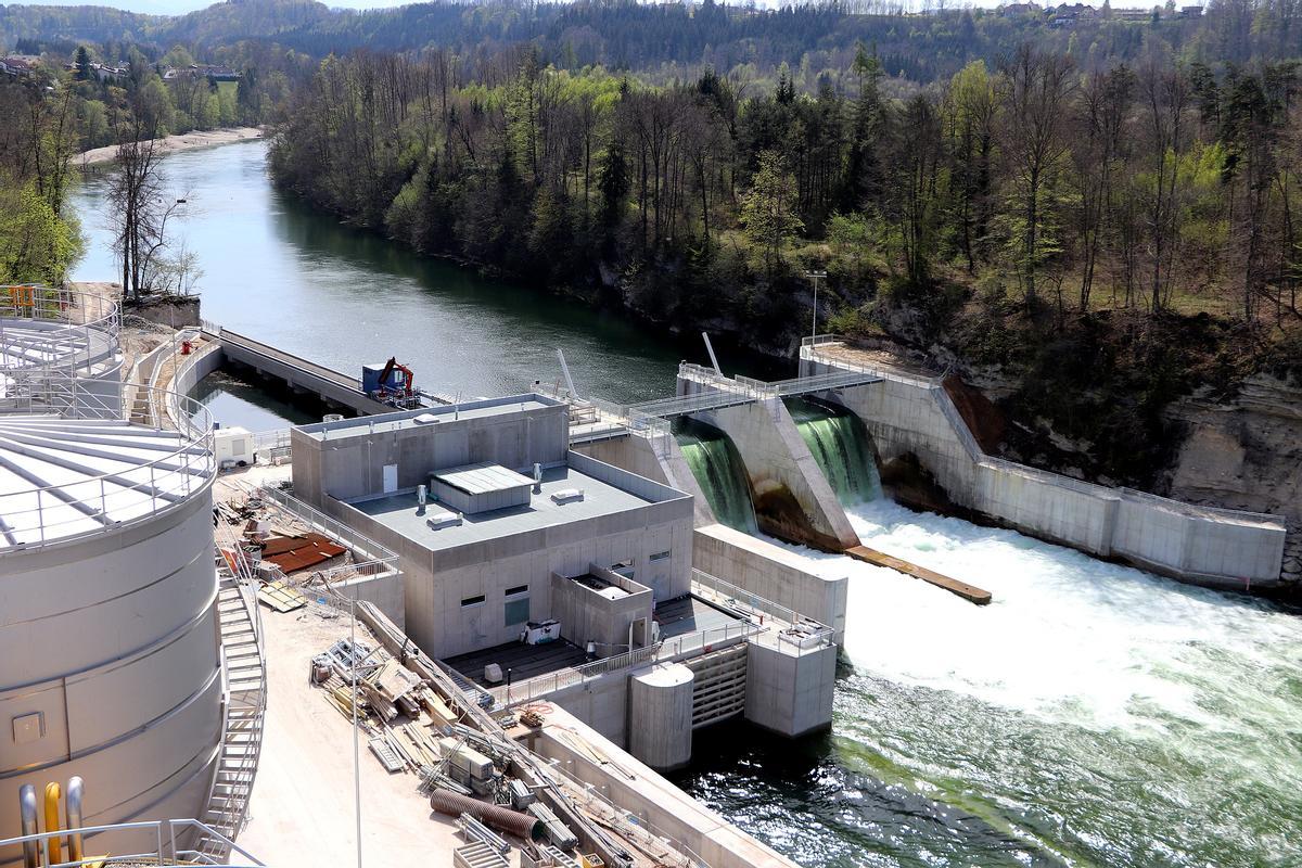 Image d'une centrale hydraulique dans un fleuve