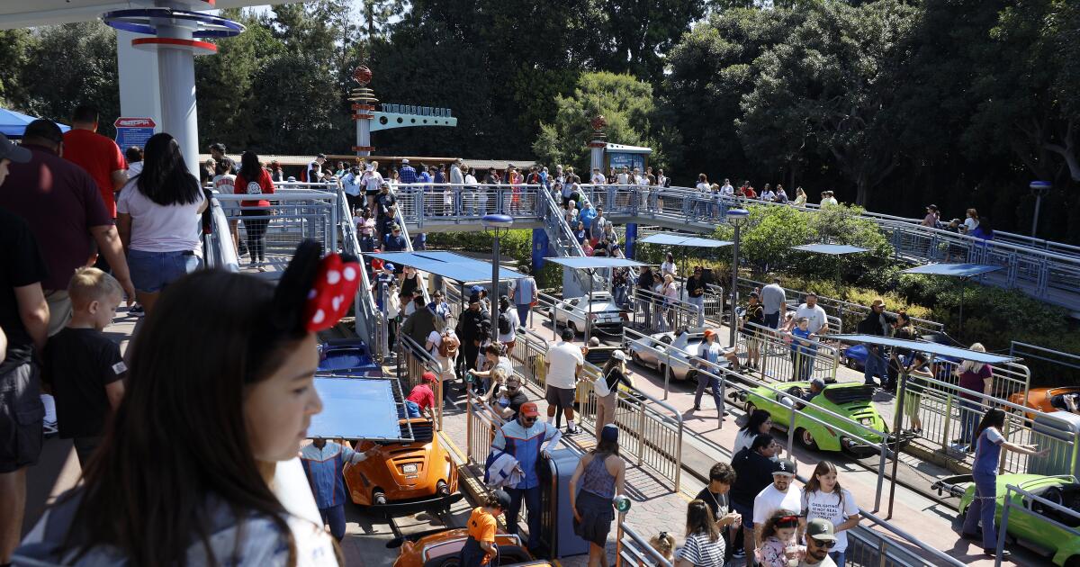 Disneyland vient de promettre des voitures électriques à Autopia.  Le gaz aura disparu d’ici 2026