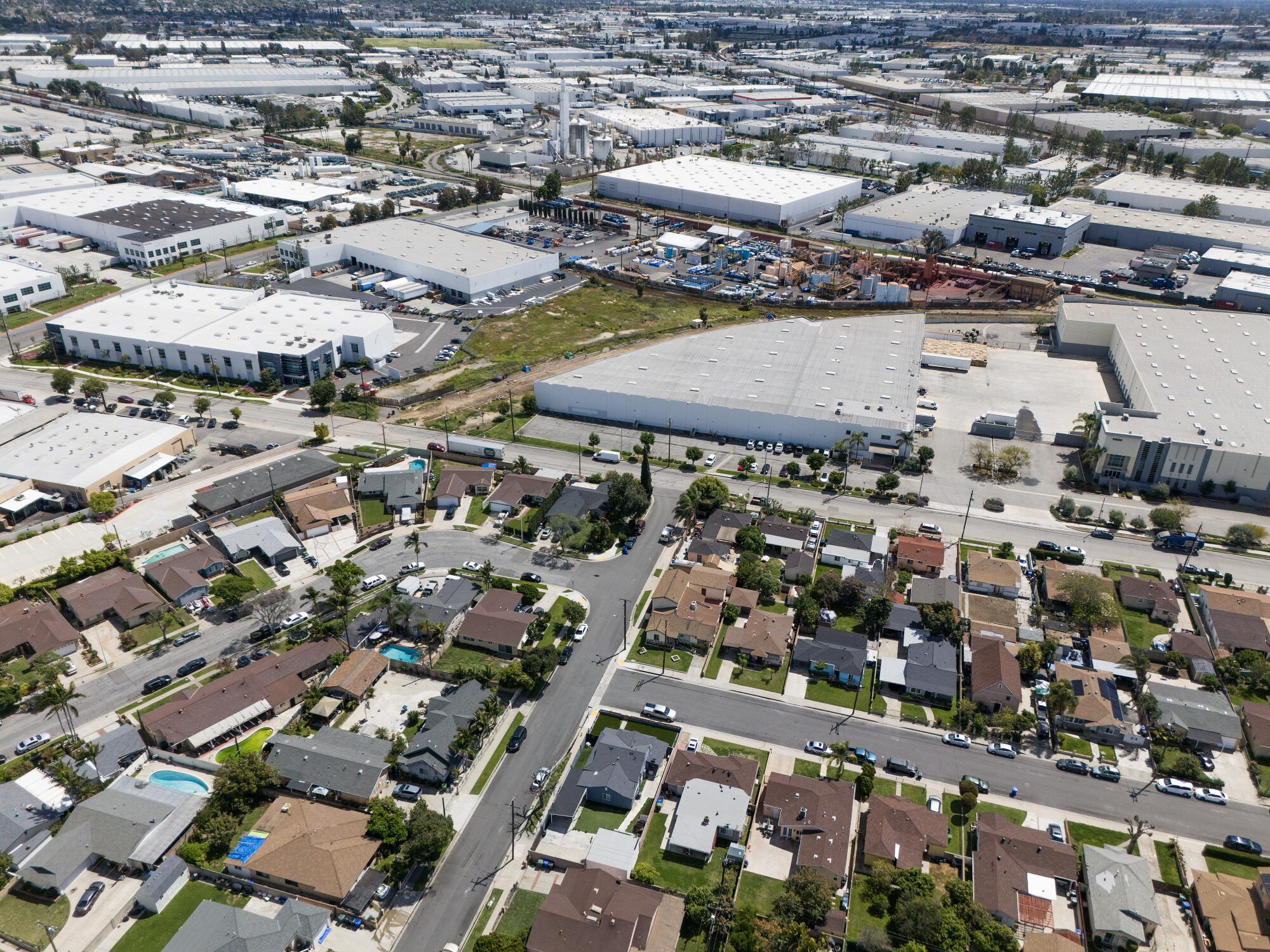 Les maisons au premier plan sur cette image aérienne se trouvent à proximité d'entreprises industrielles, notamment d'une installation de traitement des déchets dangereux.