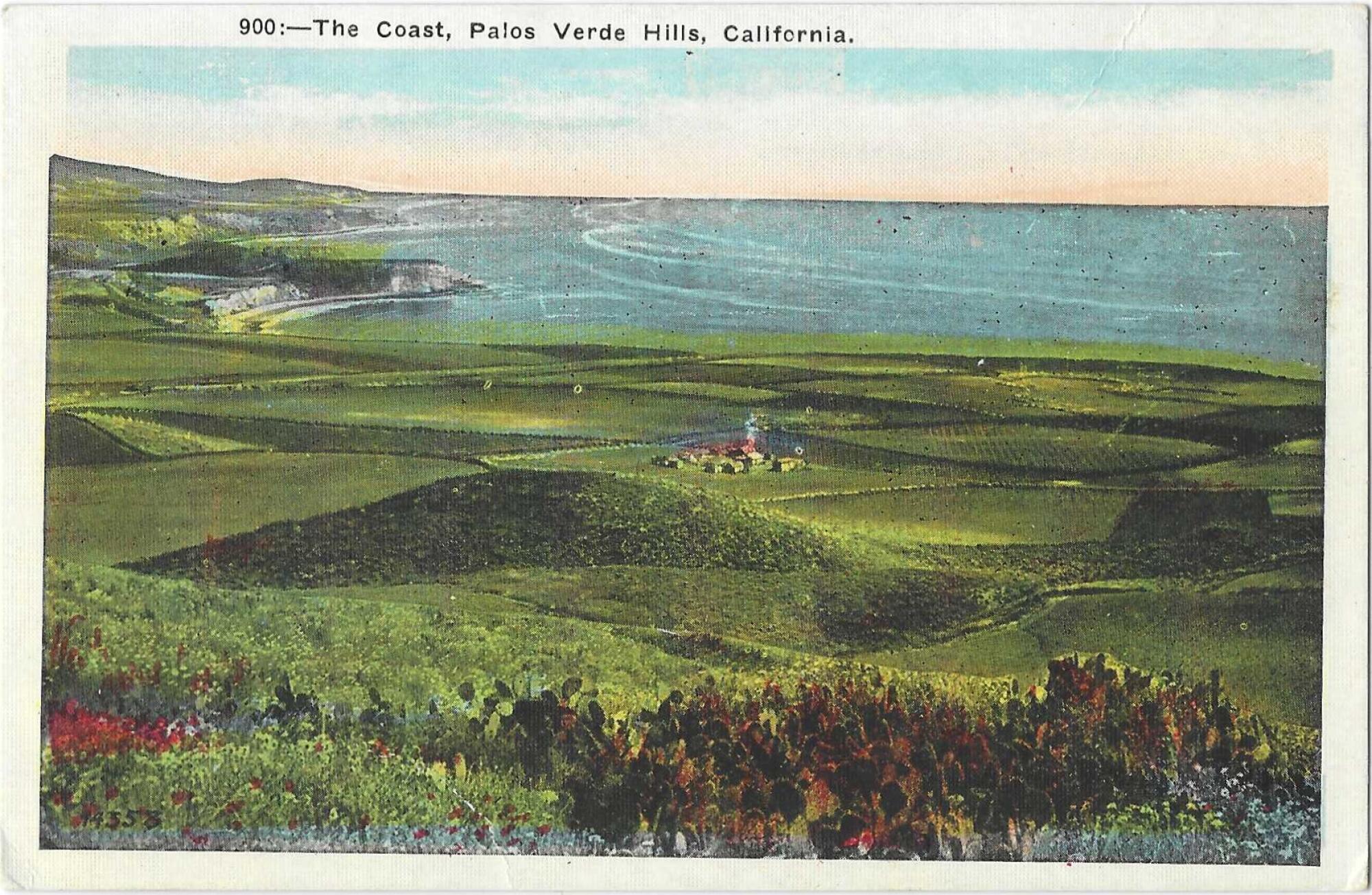 Des collines verdoyantes et un vaste littoral sur une carte postale vintage.  Texte : "La Côte, Palos Verde [sic] Collines, Californie"