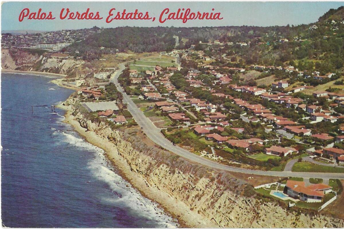 Le littoral de Palos Verdes Estates, sur une carte postale vintage, avec des rangées de maisons aux toits de terre cuite surplombant l'océan.