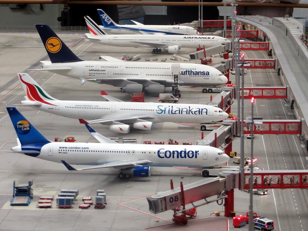 Avions dans un aéroport.