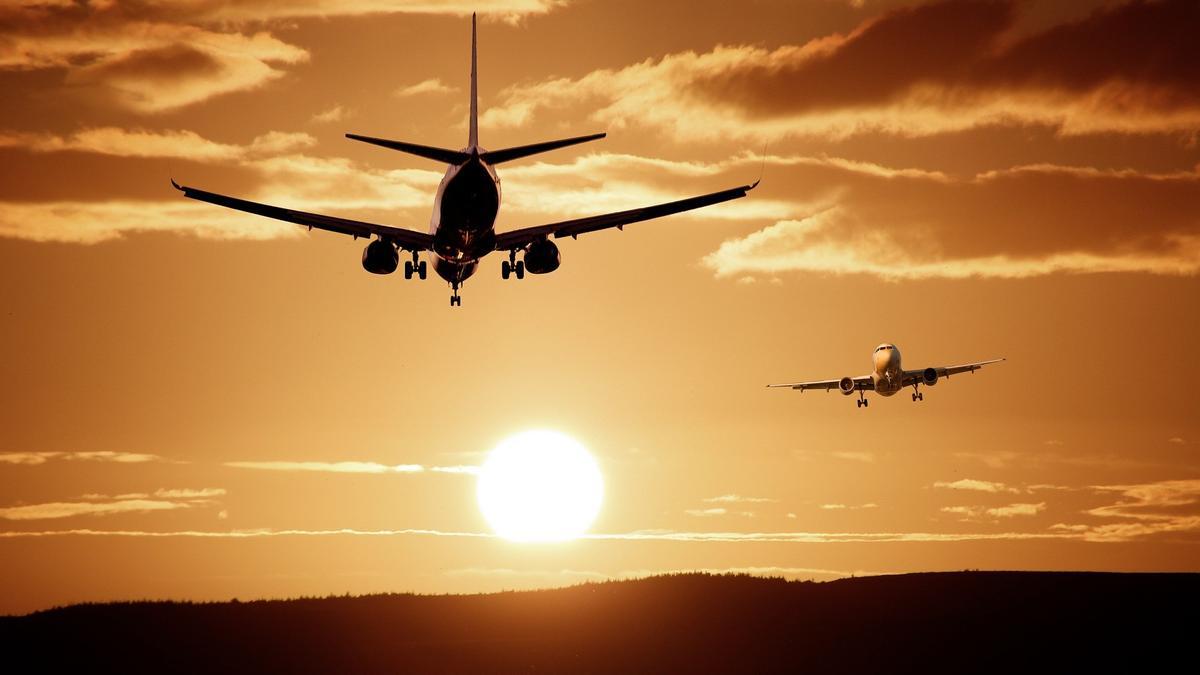 Dos aviones en pleno vuelo.