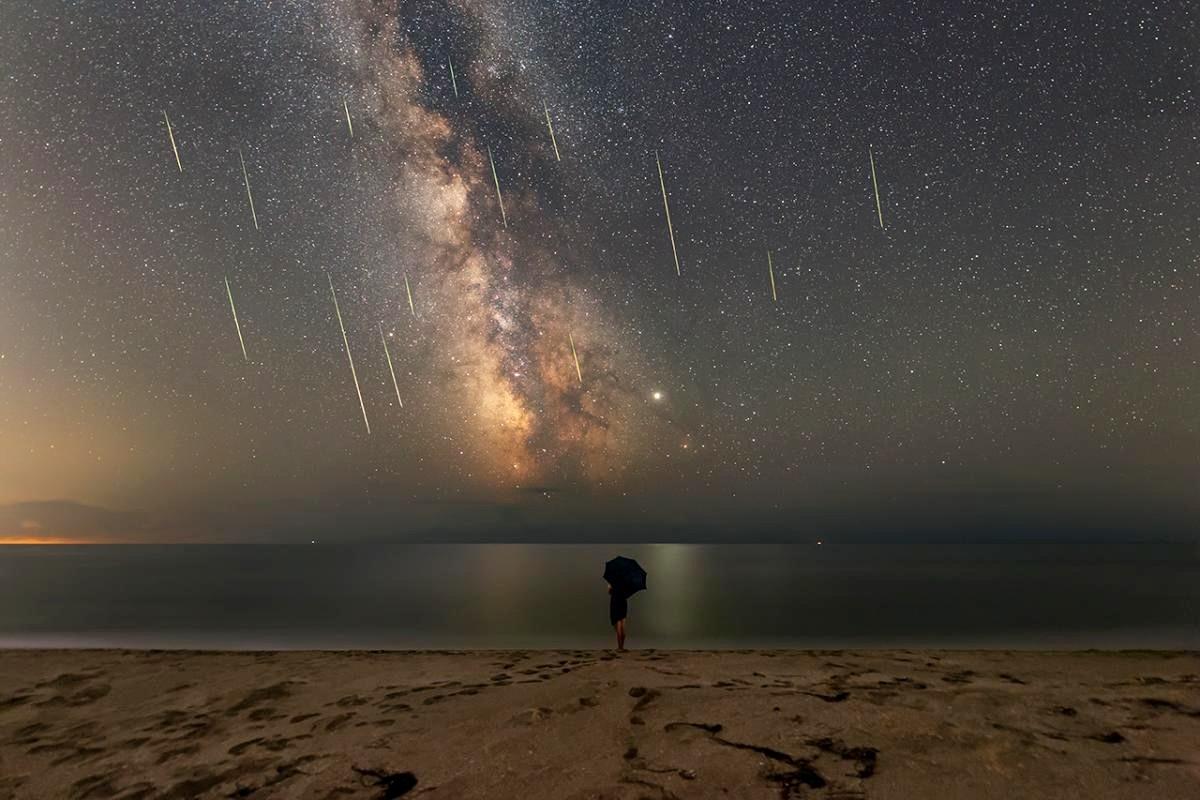Chaque année, il y a plusieurs lumières d'étoiles