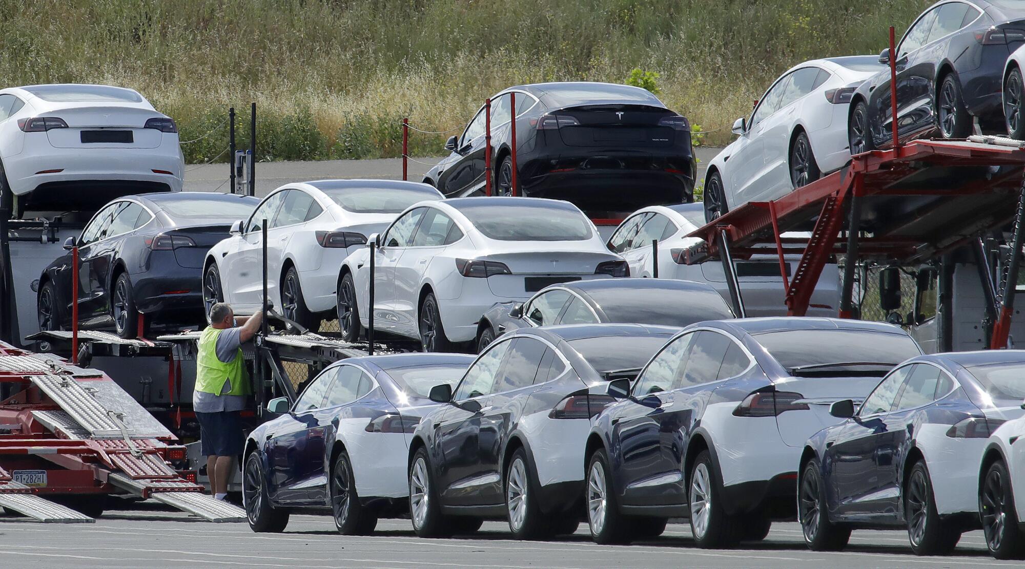 Les voitures Tesla sont chargées sur des transporteurs à l'usine de voitures électriques Tesla à Fremont, en Californie.