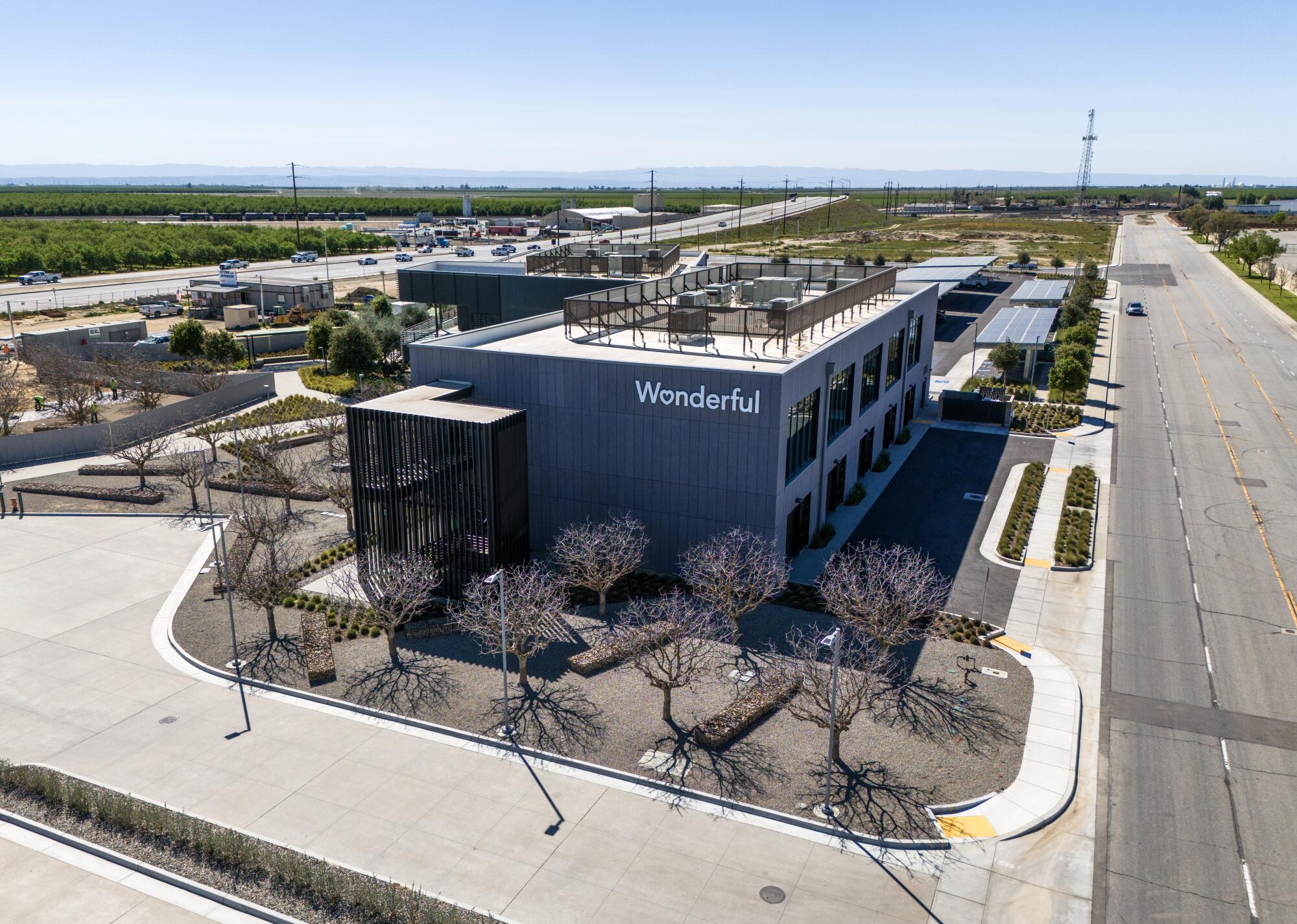 Une vue aérienne du bâtiment Wonderful dans le parc industriel de l'entreprise dans le comté de Kern. 