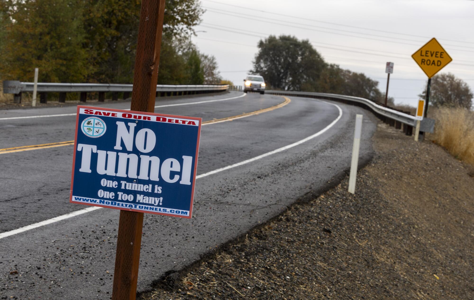 Un panneau indiquant « pas de tunnel » est affiché le long d'une autoroute courbe. 