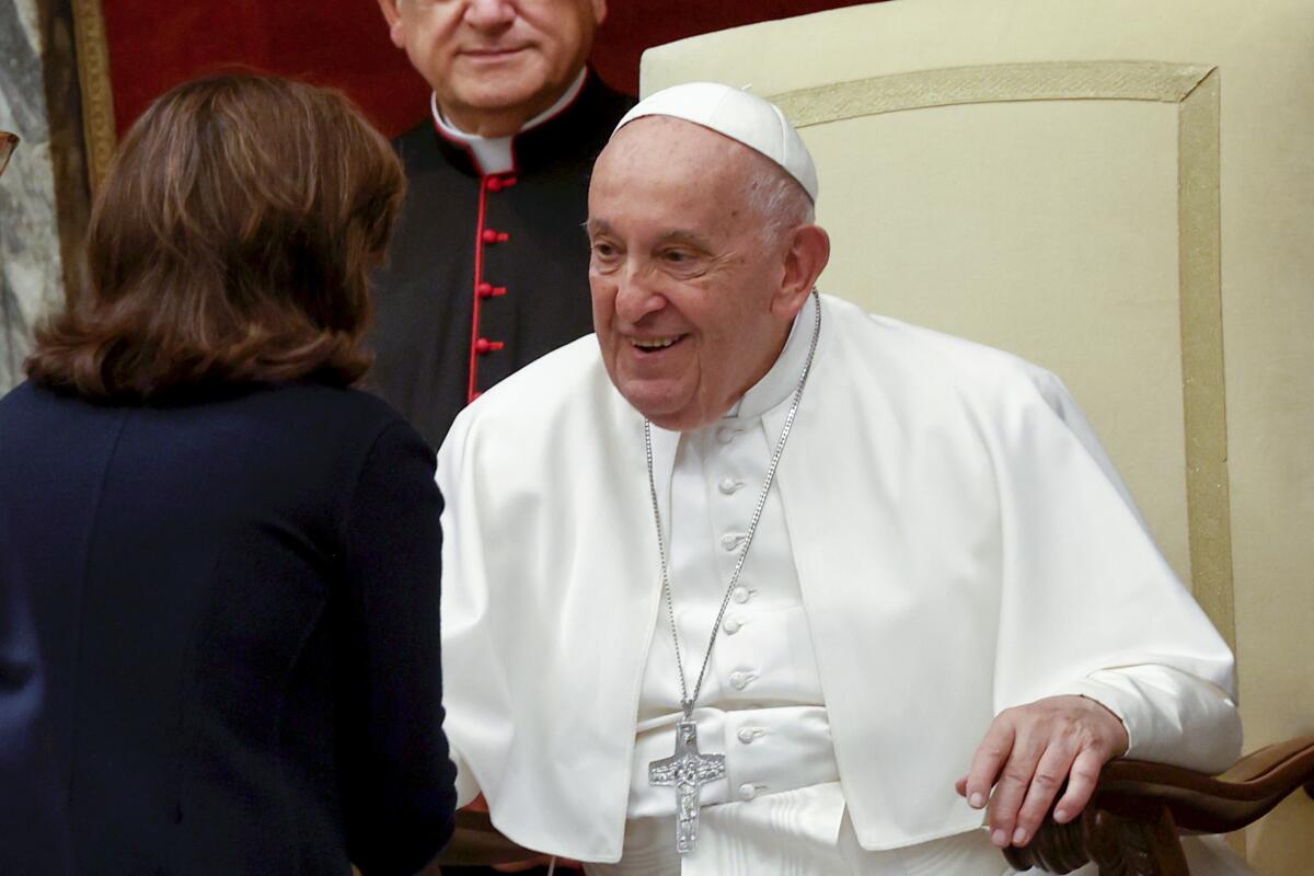   La gouverneure de New York, Kathy Hochul, salue le pape François.