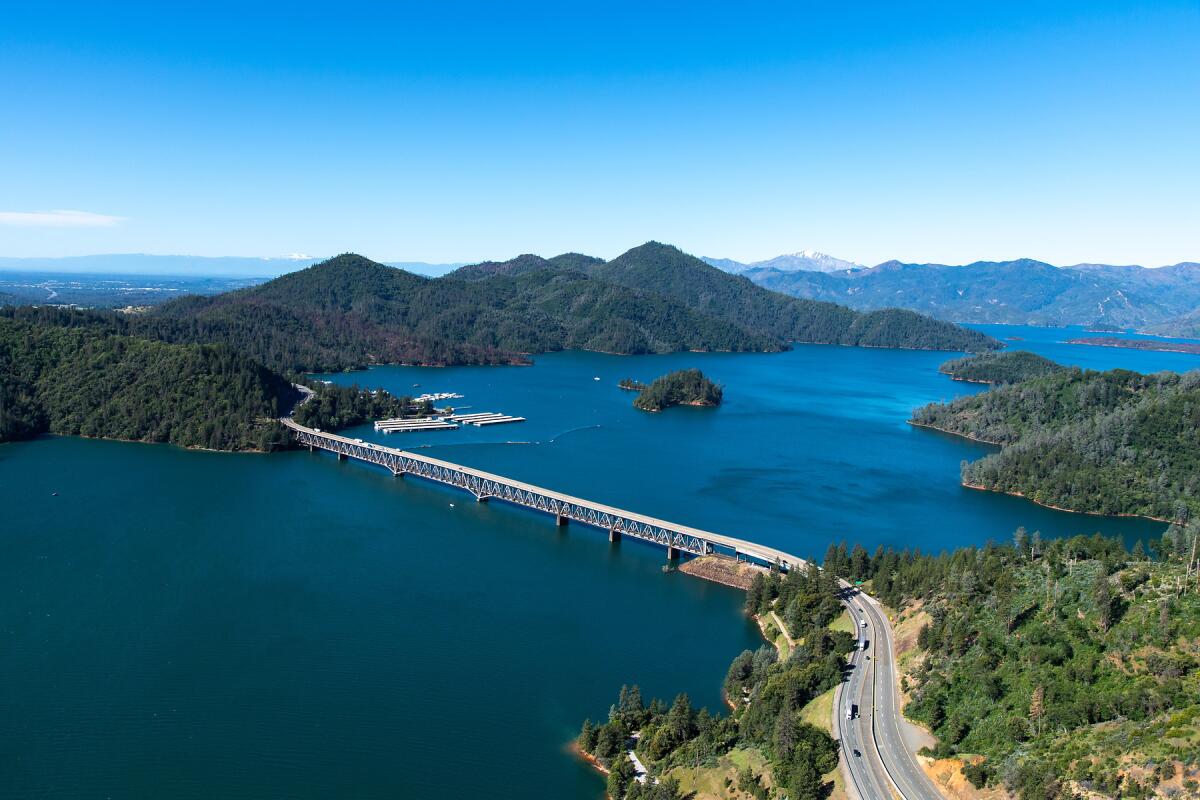 Une vue aérienne du pont de la rivière Pit qui enjambe le lac Shasta et la marina adjacente du comté de Shasta, en Californie.