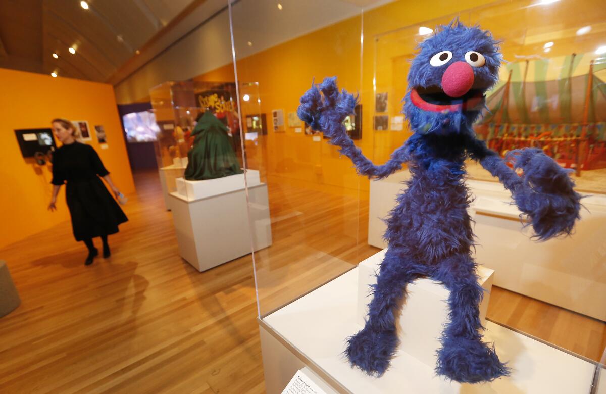Une marionnette Grover exposée dans une vitrine.