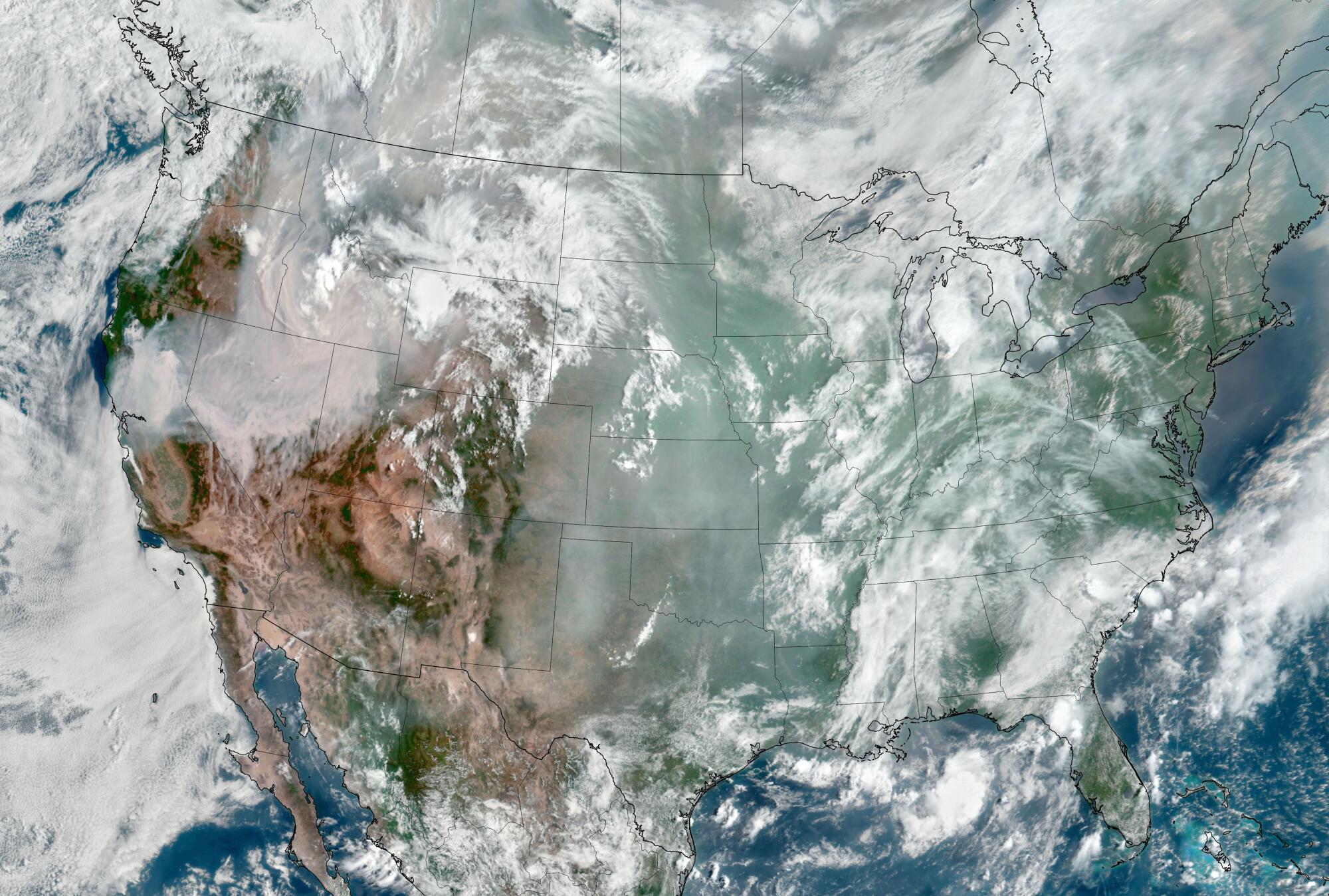 Une image satellite montre de la fumée recouvrant l’ouest des États-Unis.