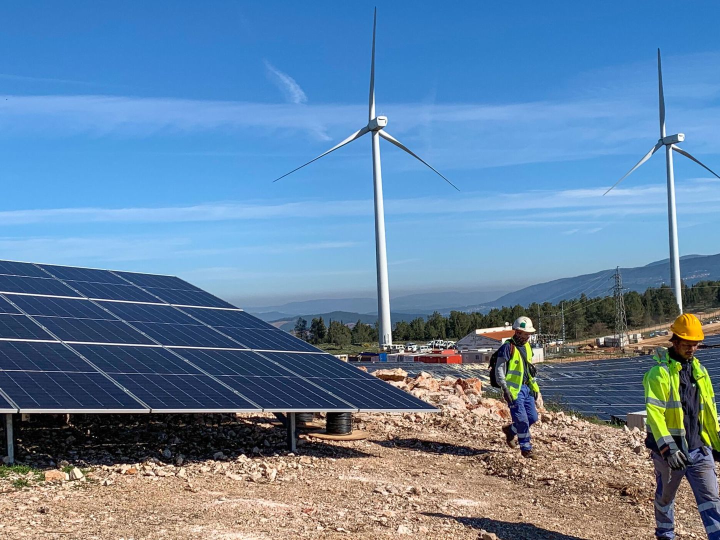Les énergies solaire et éolienne progressent à un bon rythme dans l’UE.  (EFE/Paula Fernández) 