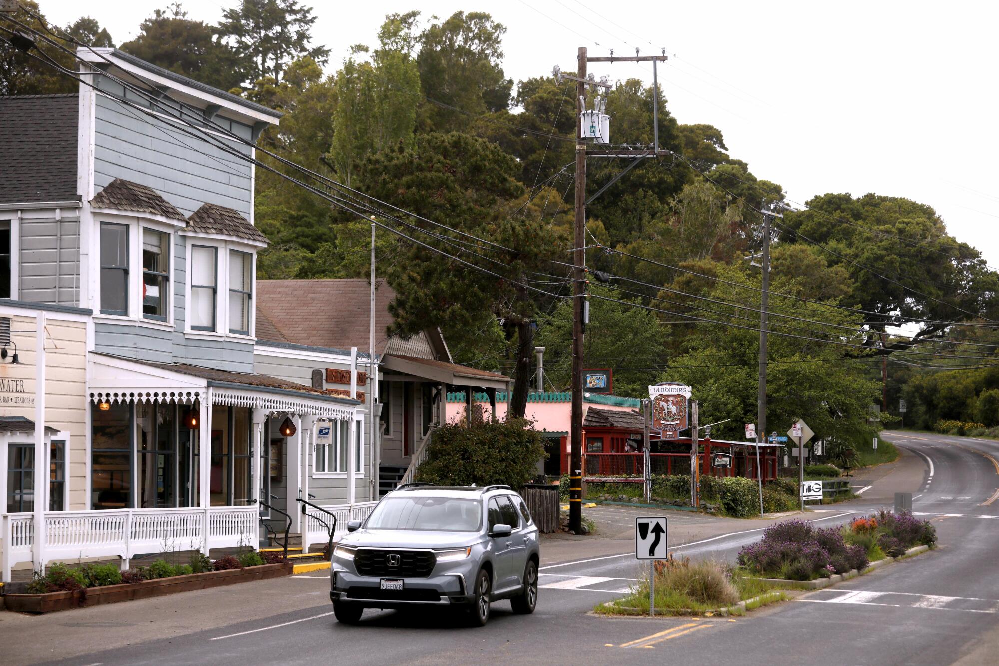 Une voiture traverse la petite ville d’Inverness, en Californie. 