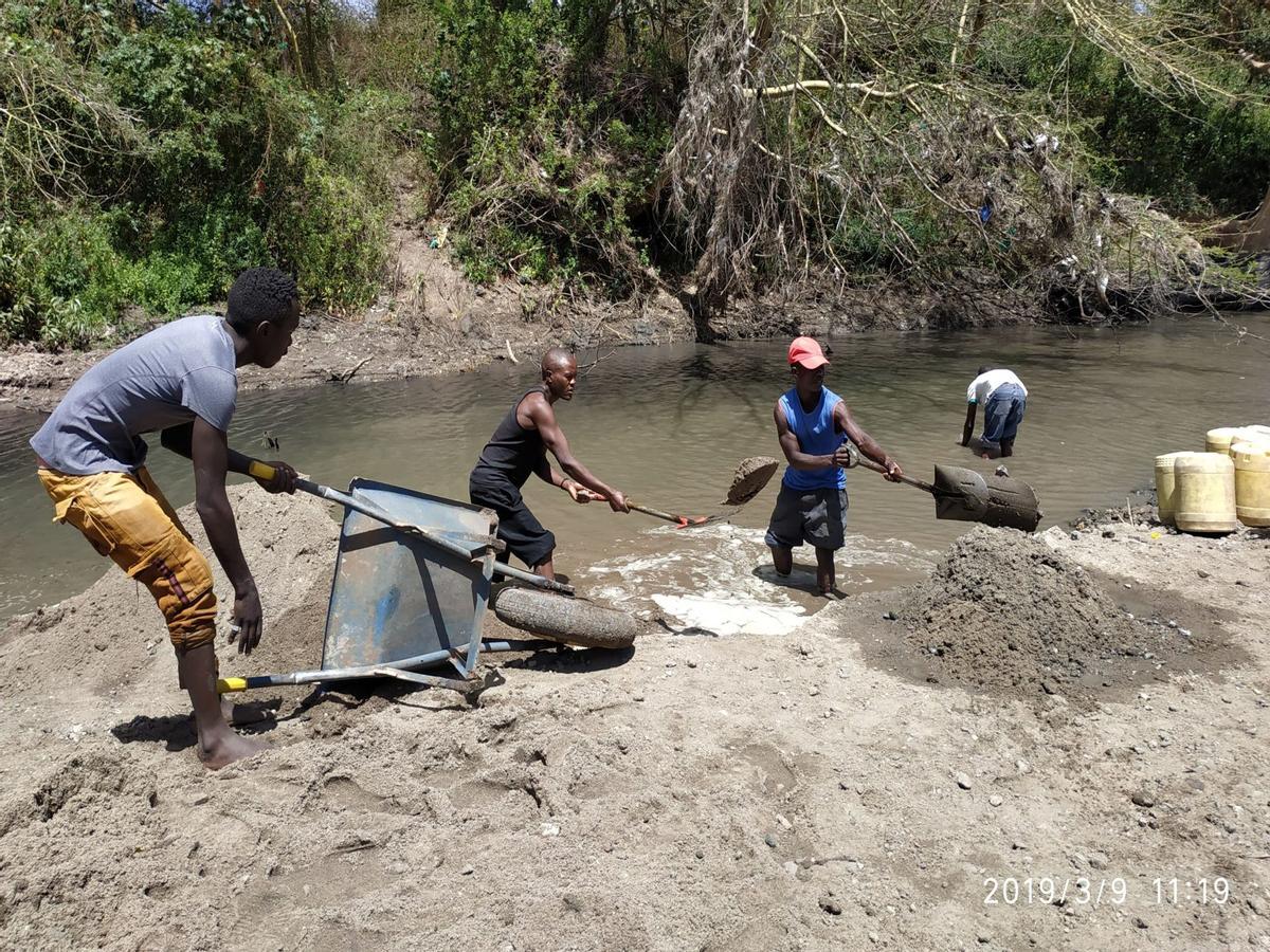 Nativos extrayendo arena d'un río au Kenya