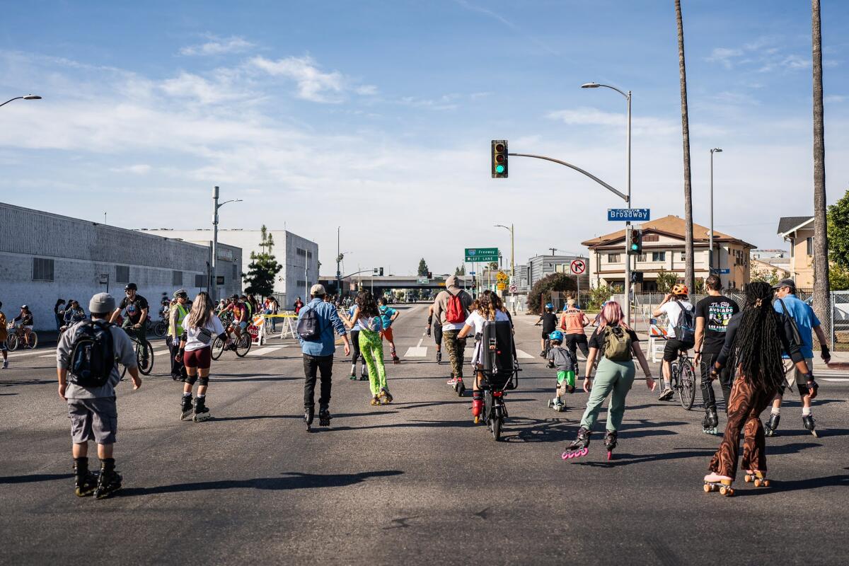 Des gens marchent dans une rue lors d’un événement CicLAvia.