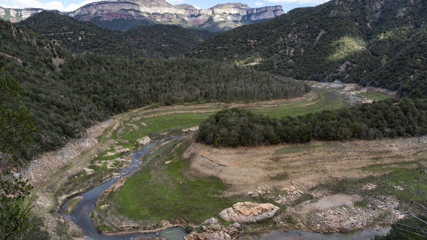 Vue sur la rivière Ter à la tête du réservoir de Sau, dans la ville barcelonaise de Vilanova de Sau.  (EFE/Siu Wu)