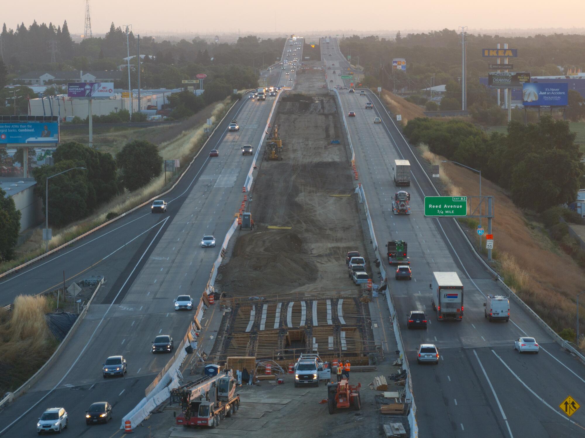 Construction au milieu d'une grande autoroute.