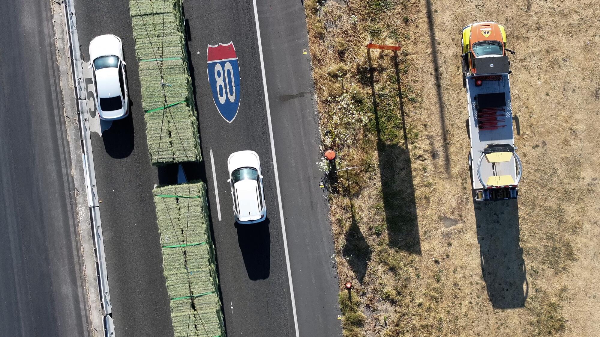 Véhicules sur et à proximité d’une autoroute.