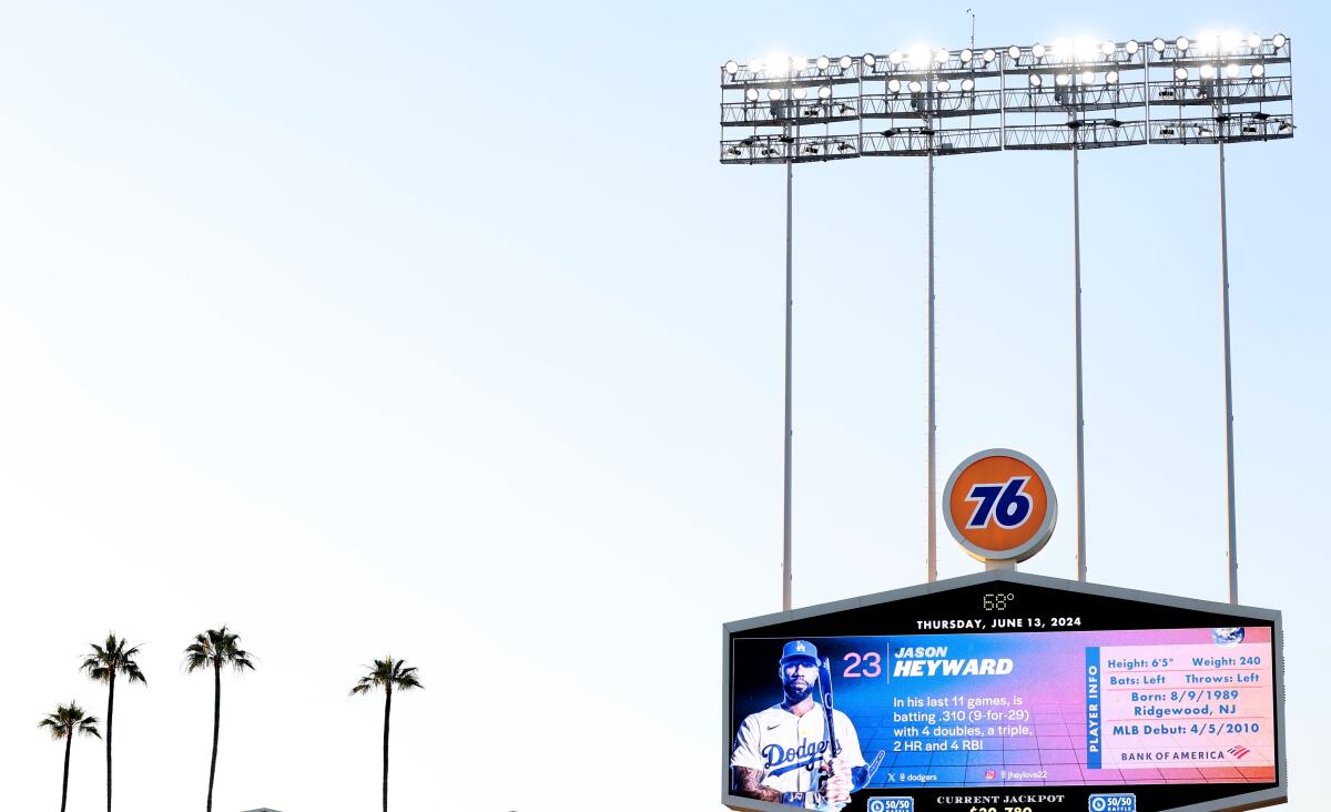 Une publicité pour l'essence 76 se trouve au sommet du tableau d'affichage du champ gauche du Dodger Stadium.