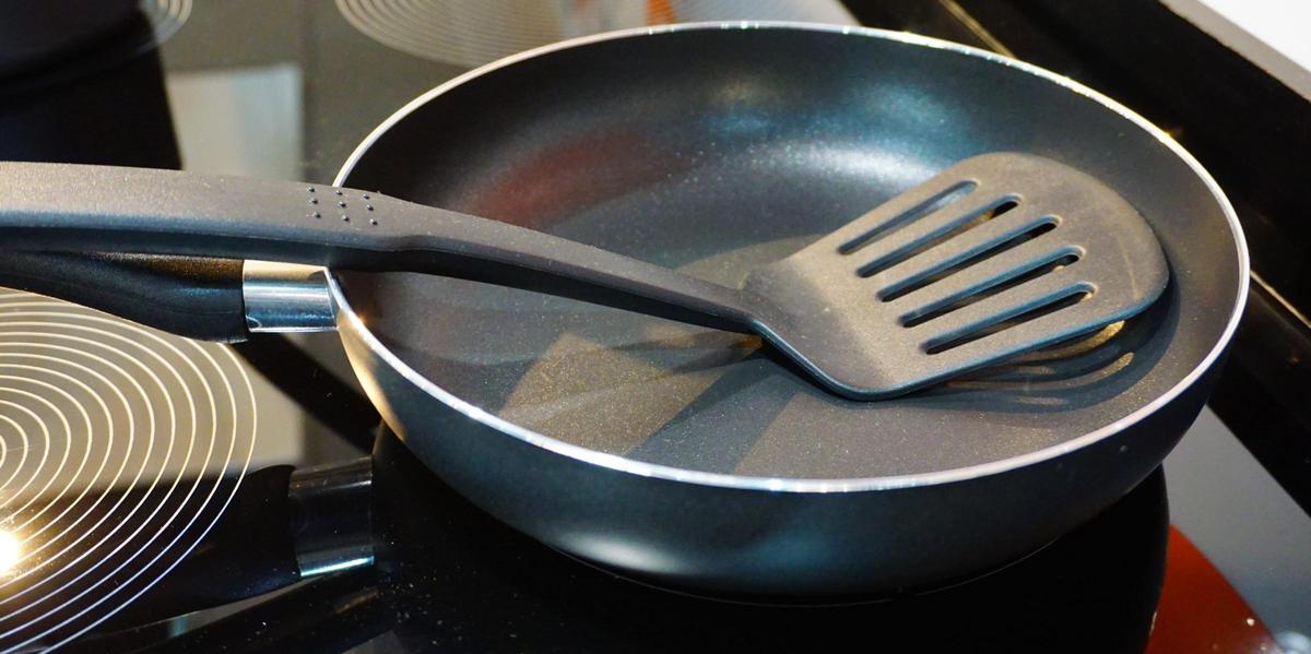 Certains ustensiles de cuisine sont également fabriqués avec PFAS