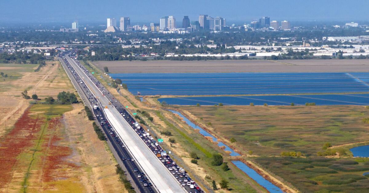 C’est l’un des pires goulets d’étranglement sur les autoroutes de Californie.  Est-ce que le réparer va ruiner la planète ?