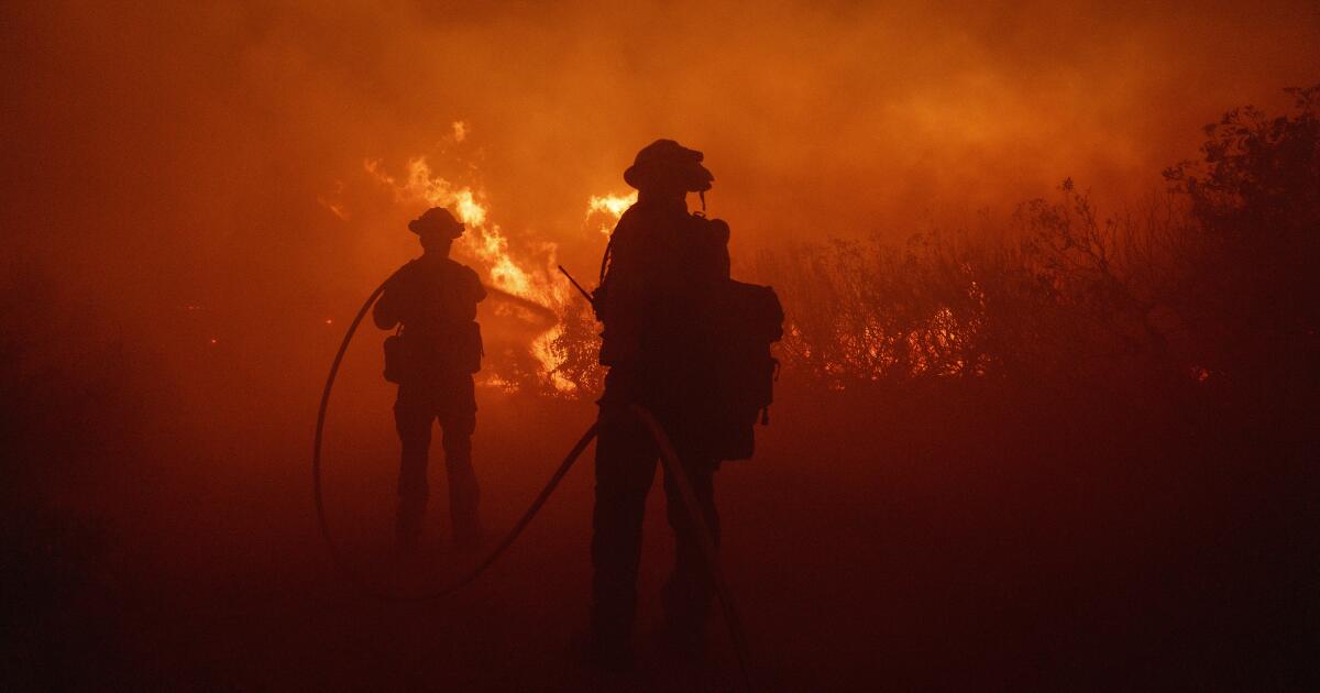 L'incendie de Lancaster brûle les structures ;  Un incendie près de Gorman brûle 15 000 acres