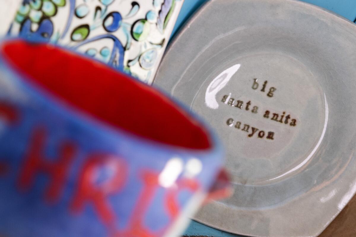 La plaque en céramique indique "Grand canyon de Santa Anita" dans un clapier à l'intérieur de la cabane des Kastens.