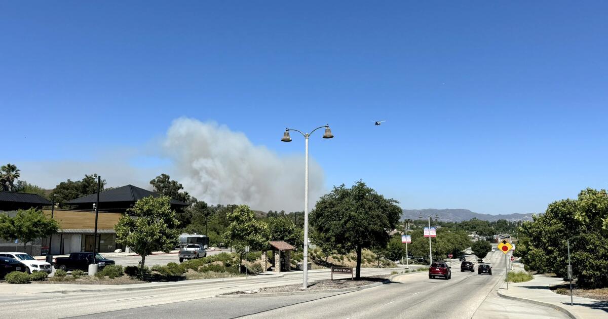 Un violent incendie à Simi Valley provoque des évacuations car il menace des maisons