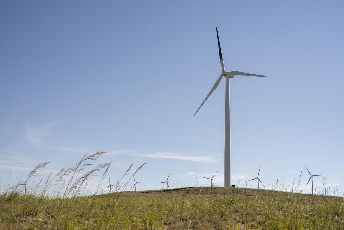 Tête de turbine éolienne peinte en noir dans un parc éolique près de Glenrock, Wyoming.