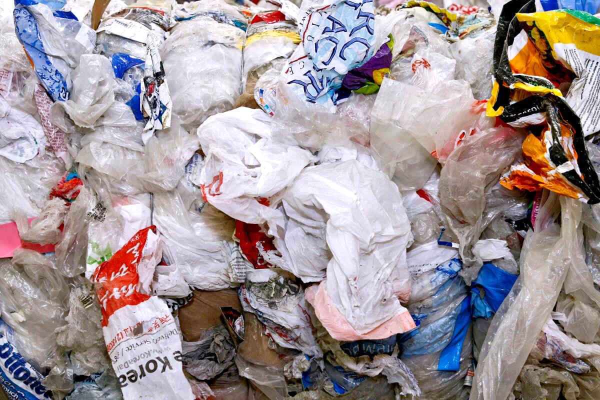 Sacs en plastique empilés dans un centre de recyclage