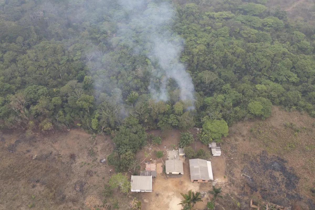 Photographie aérienne d'un incendie forestier près d'une résidence à Porto Velho (Brésil).