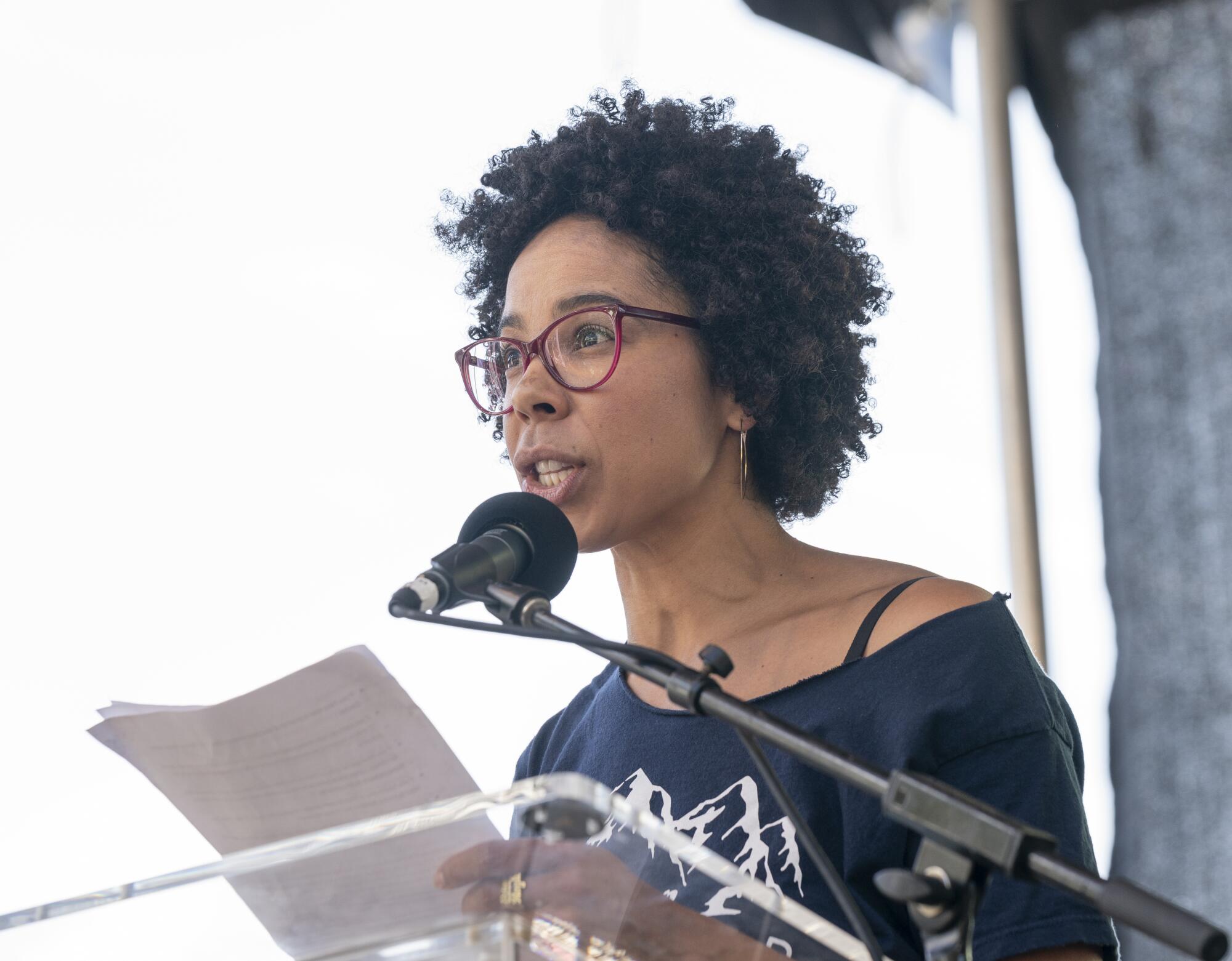   Ayana Elizabeth Johnson s'exprime sur scène.