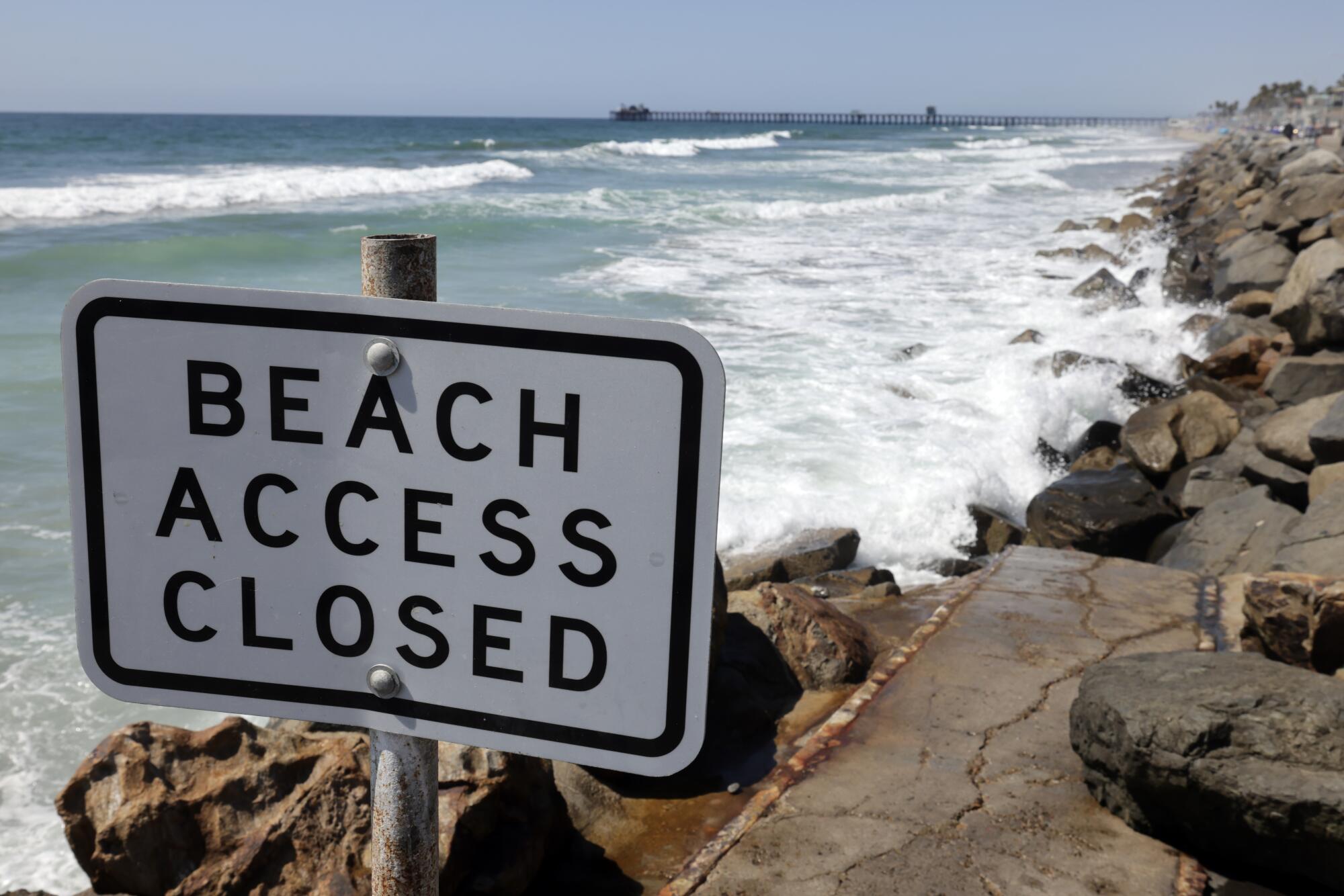 Une rampe d'accès à la plage est fermée à l'extrémité sud du Strand à Oceanside.