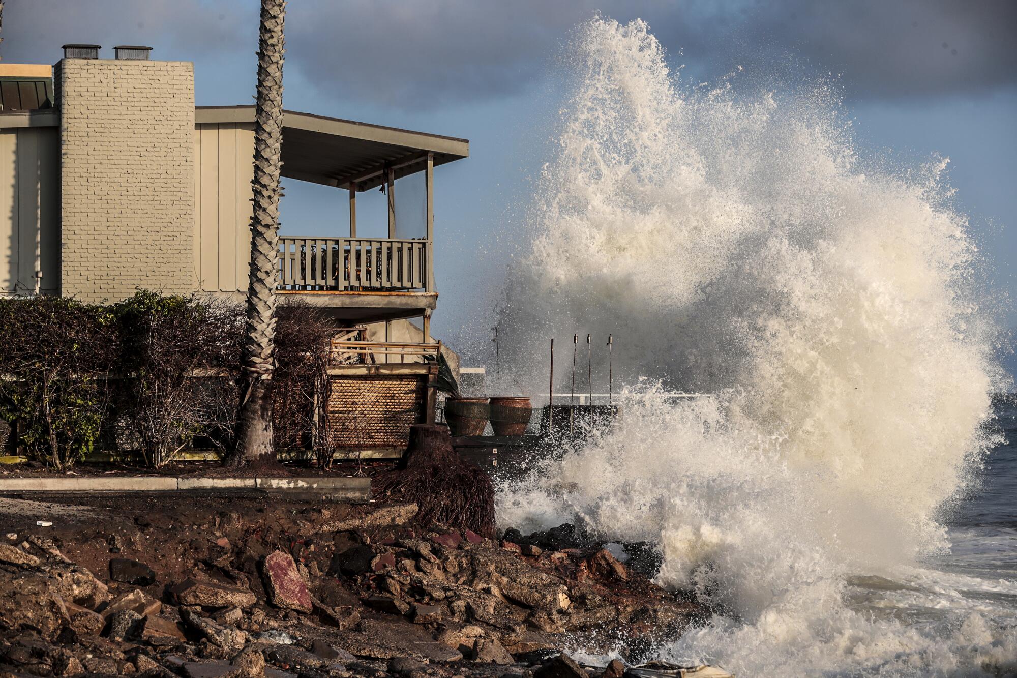 Une photo d'août 2021 d'une grosse vague s'écrasant près d'une maison à Capistrano Beach dans le comté d'Orange.