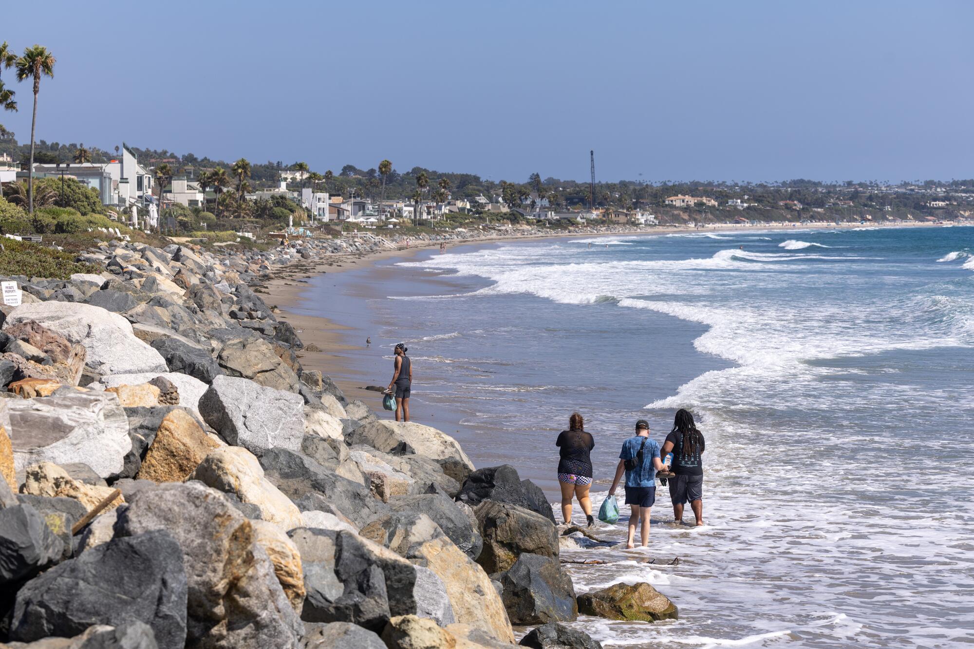 Les amateurs de plage marchent le long de Broad Beach à Malibu le 11 septembre.