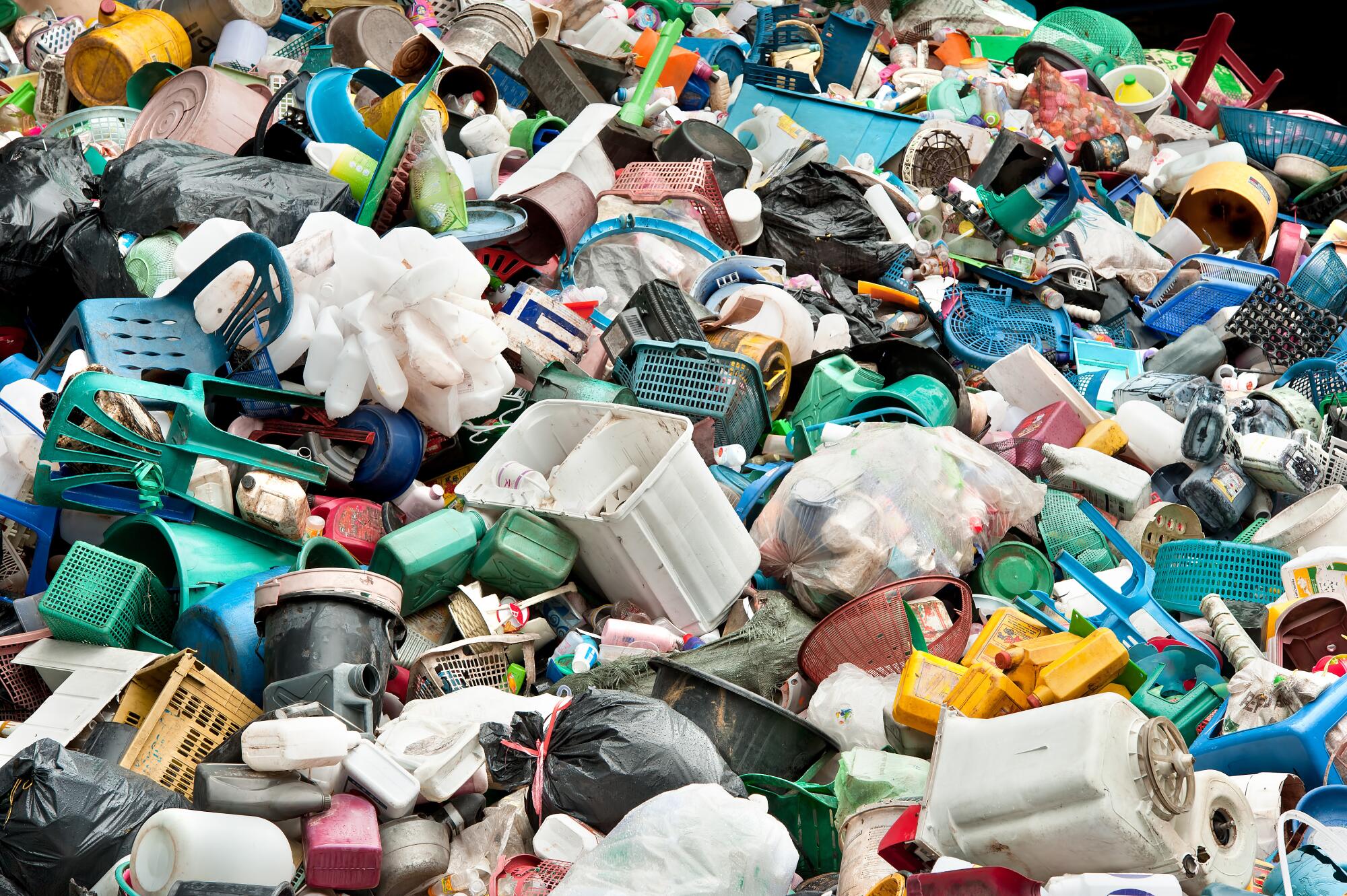 Des objets en plastique entassés dans une casse