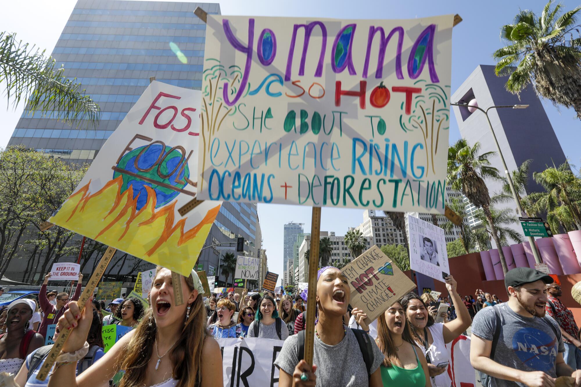 Des étudiants protestent contre les combustibles fossiles à Pershing Square.